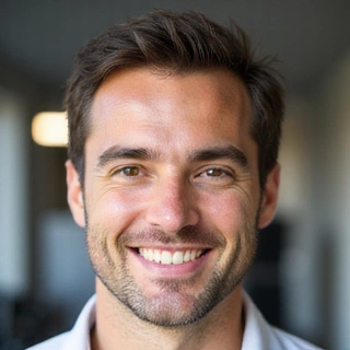 Ritratto del Dottor Marco Rossi, Dietologo Sportivo, con un'espressione amichevole.